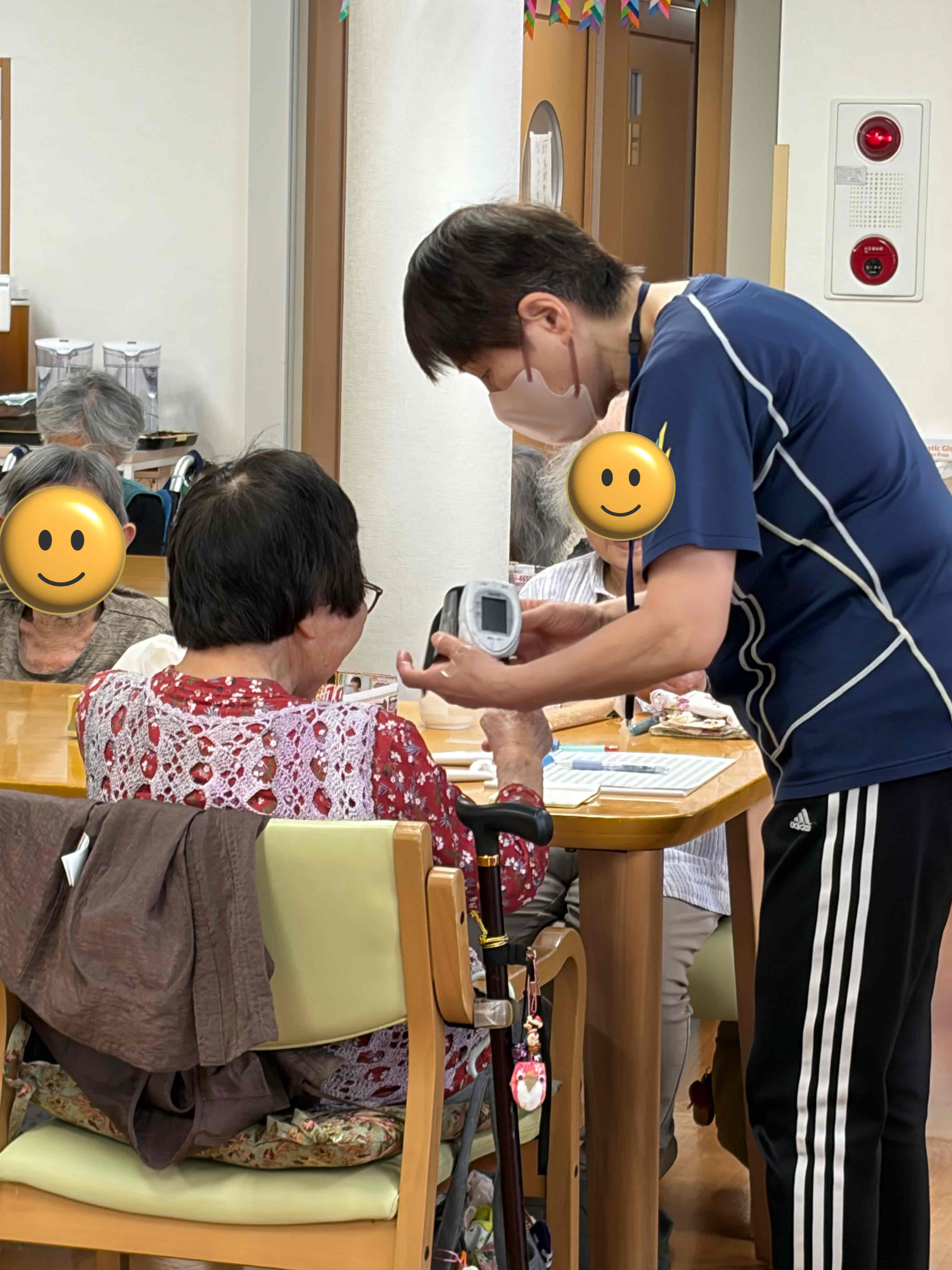 デイサービスなかよし バイタルチェックの様子