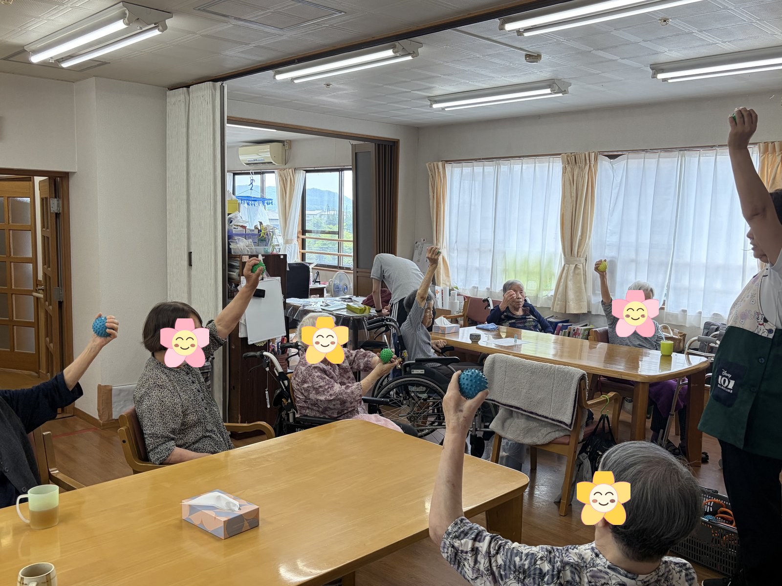 みんなでボール体操　デイサービスなかよし