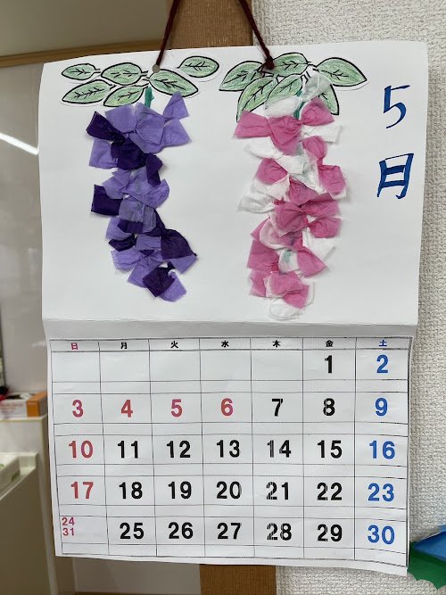 利用者様手作りの藤の花カレンダー