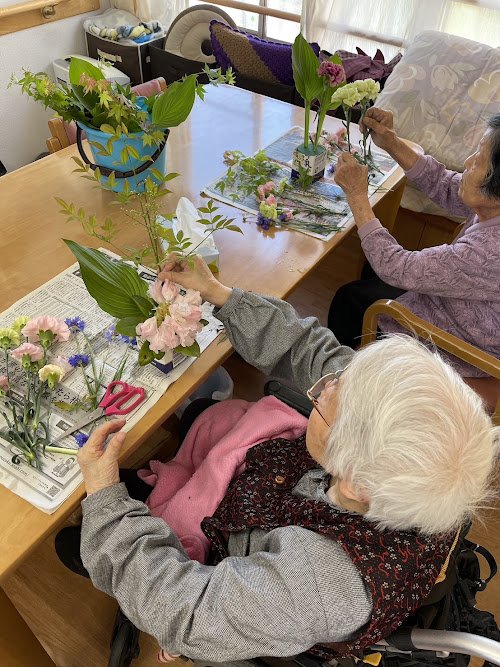 生け花クラブで作品づくりを楽しむ利用者様