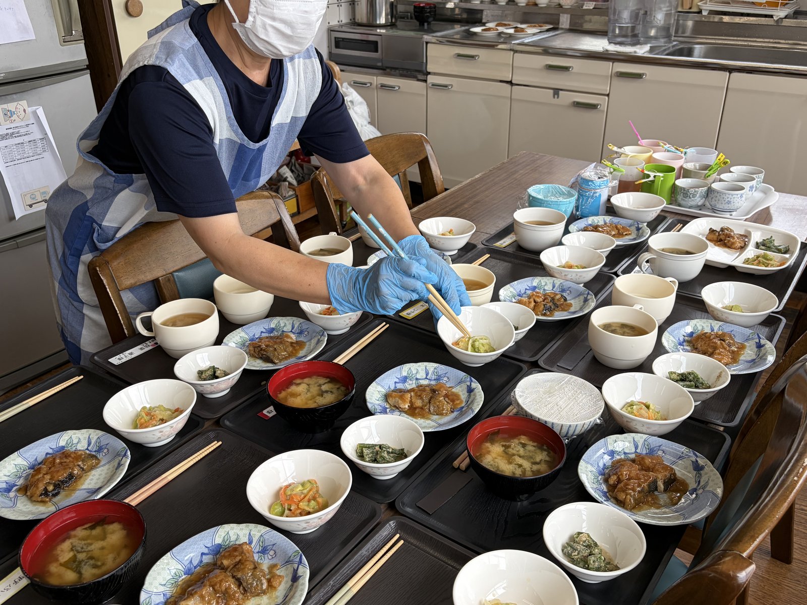 なかよし スタッフが手作りの昼食を一つひとつ盛り付ける様子